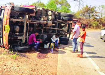 घोणसे घाटात खाद्यतेलाचा ट्रक पलटी