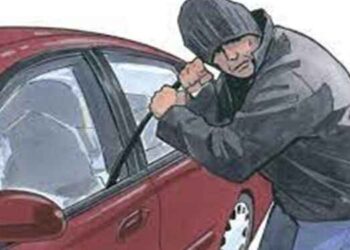 गाडीची काच फोडून मौल्यवान वस्तूंची चोरी