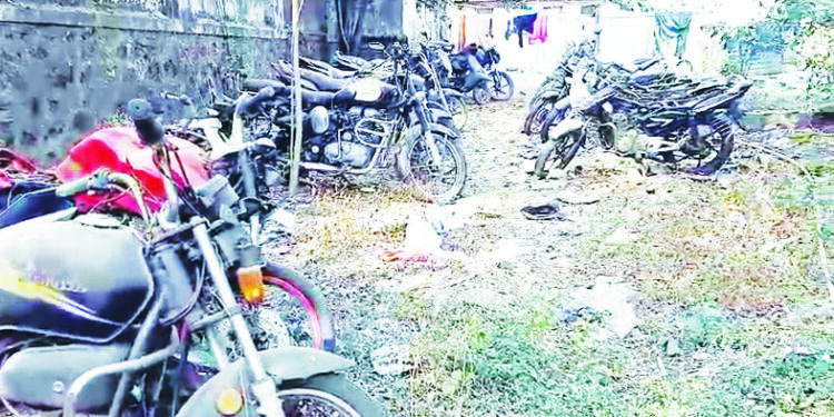 कर्जत पोलीस ठाण्यात बेवारस वाहनांचा खच