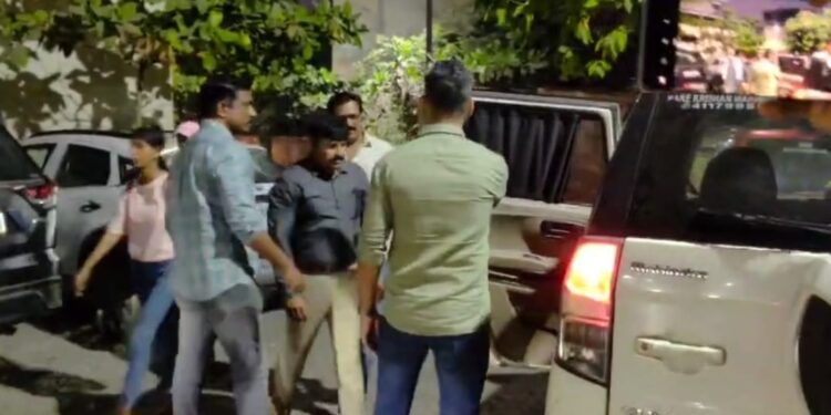 मंडळ अधिकाऱ्याला लाच घेताना रंगेहाथ पकडले