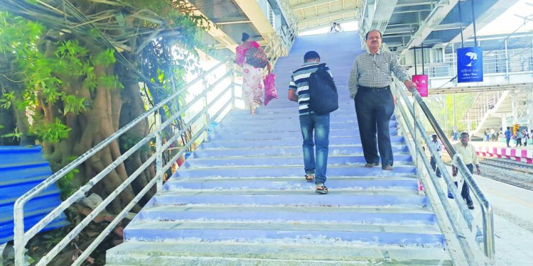 नेरळ रेल्वे स्थानकातील पादचारी पूल प्रवाशांसाठी खुला
