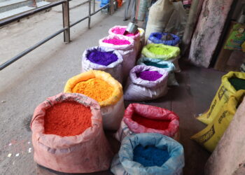 विविध रंगांनी बाजारपेठ सजली