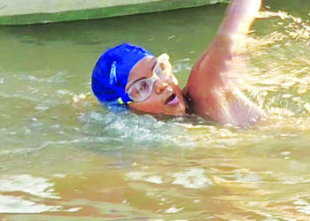 मोरा ते मुंबई पोहून अकरा वर्षीय स्वराजने केला विक्रम