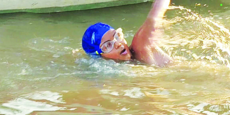 मोरा ते मुंबई पोहून अकरा वर्षीय स्वराजने केला विक्रम