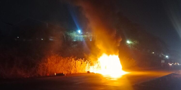 मुंबई -गोवा महामार्गावर बर्निंग कारचा थरार