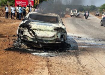 चांदोरे गावाजवळ बर्निंग कारचा थरार