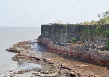 मुरुड समुद्रात पर्यटकांची बोट उलटली