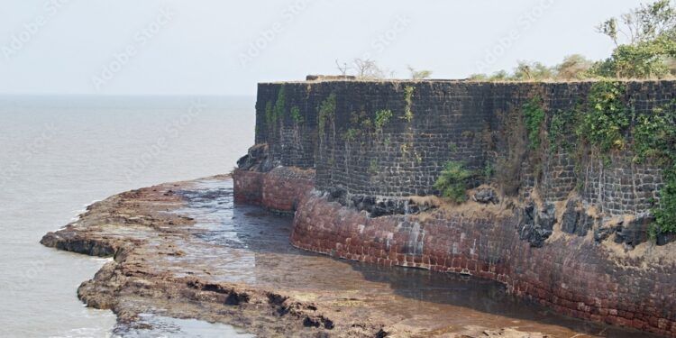 मुरुड समुद्रात पर्यटकांची बोट उलटली