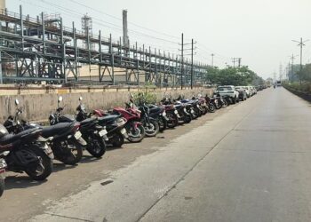 मुख्य रस्ते बनले वाहनतळ