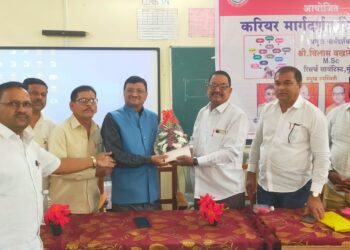 ‘विद्यार्थ्यांनी ध्येय गाठण्यासाठी कष्ट घ्यावेत’