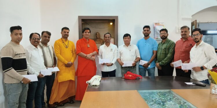 पत्रकारांना अपघात विम्याचे वाटप