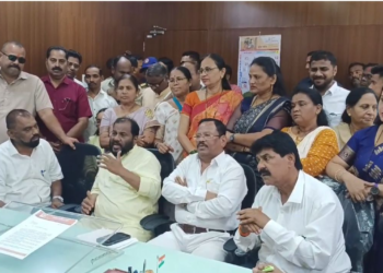 ठाकरे गटाची नगरपालिकेवर धडक