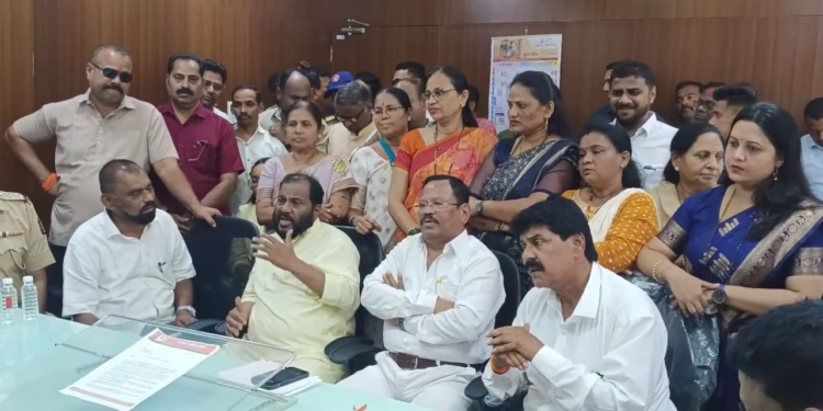 ठाकरे गटाची नगरपालिकेवर धडक