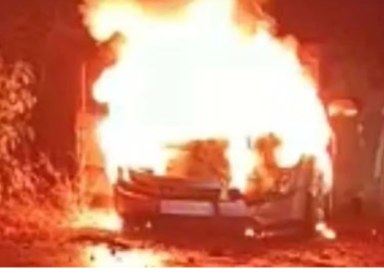 स्कूल व्हॅनमध्ये गॅस भरताना भीषण स्फोट