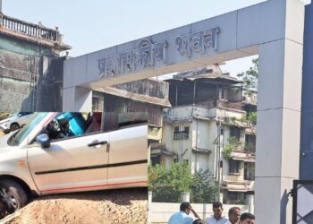 कर्जतमधील प्रशासकीय भवनासमोरील वाहने गटारात