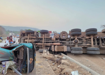 सुकेळी खिंडीत ट्रेलर पलटी; वाहनचालक जखमी