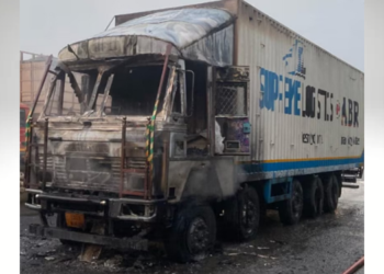 घोडबंदर येथे कंटेनरला आग