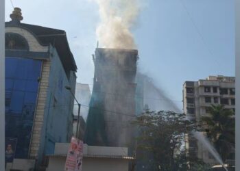 चेंबूरमध्ये निर्माणाधीन इमारतीला भीषण आग