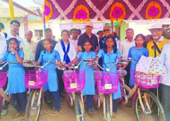 विद्यार्थिनींना सायकलींचे वाटप