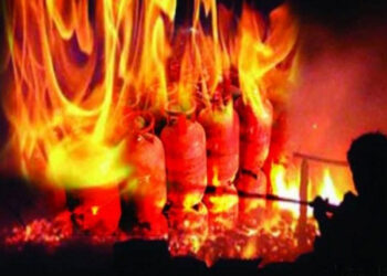 धारावीत सिलेंडरने भरलेल्या ट्रकला भीषण आग