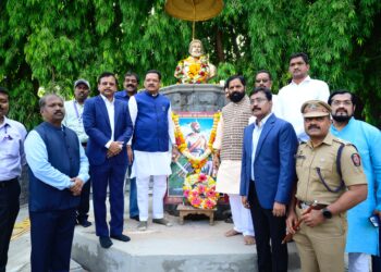 महाडमध्ये महामानवास अभिवादन