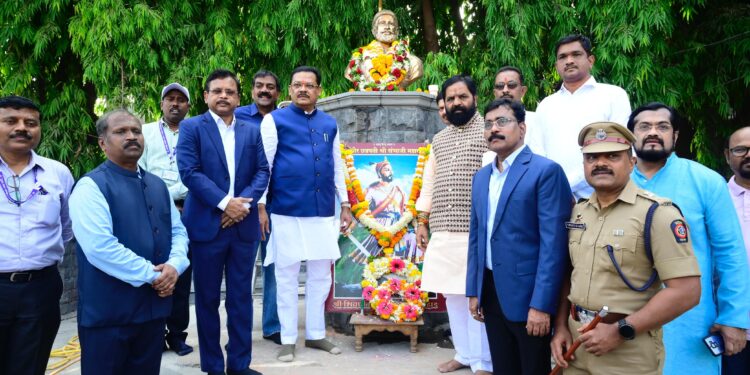 महाडमध्ये महामानवास अभिवादन