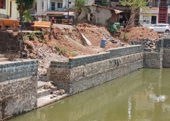 वीरेश्‍वर मंदिरासमोरील तलावाची दुरवस्था