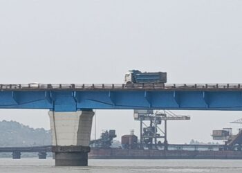 साळाव पुलाला ओव्हरलोडचा धोका