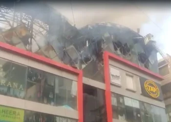 मुंबईत इलेक्ट्रॉनिक्स वस्तूंच्या शोरुमला भीषण आग