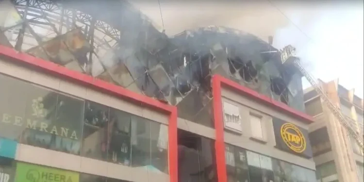 मुंबईत इलेक्ट्रॉनिक्स वस्तूंच्या शोरुमला भीषण आग