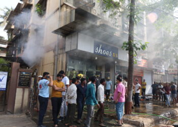 नवीन पनवेलमधील चप्पलच्या दुकानाला आग