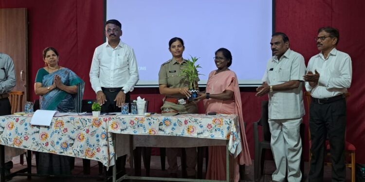 पालकांनी मुलांशी संवाद साधणे गरजेचे- पोलीस अधिकारी लटपटे