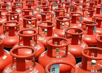 सिलेंडरच्या दरात मोठी कपात