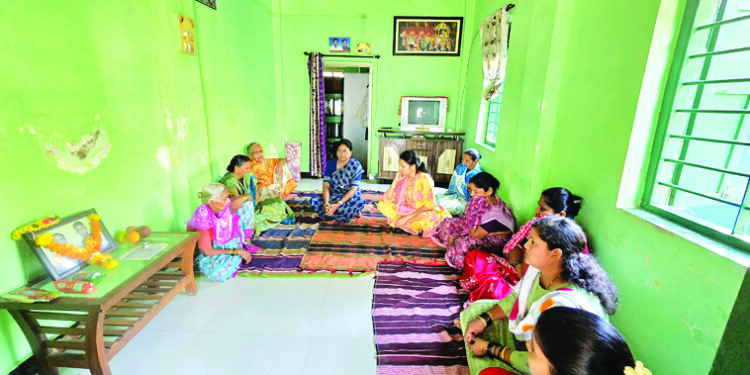 बेलीतील पाटील कुटुंबियांचे सांत्वन; चित्रलेखा पाटील, मानसी म्हात्रे यांची भेट