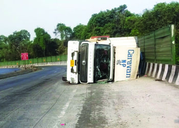 कर्नाळा अभयारण्याजवळ कंटेनर पलटी