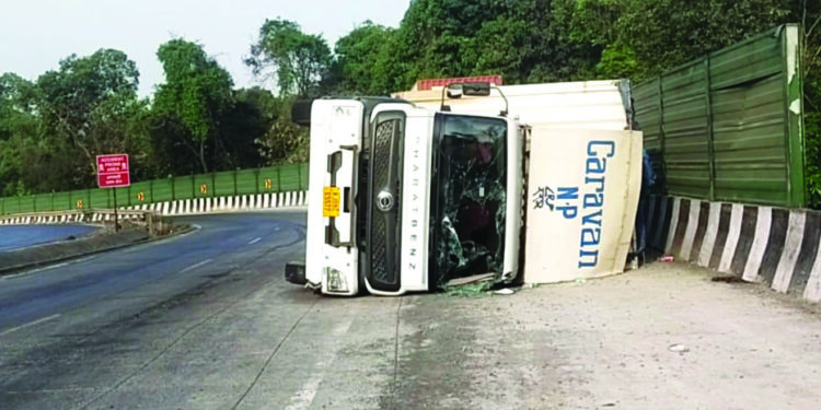 कर्नाळा अभयारण्याजवळ कंटेनर पलटी