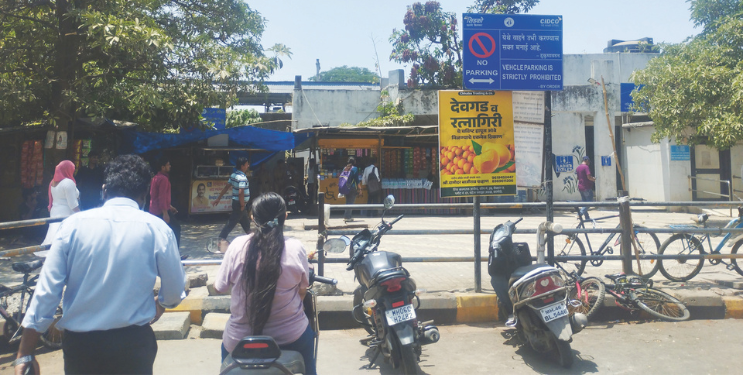 मानसरोवर रेल्वे स्टेशन वाहनांच्या विळख्यात