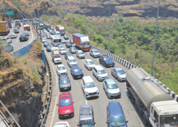 मुंबई-पुणे एक्स्प्रेस-वेवर वाहतूक कोंडी