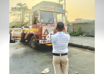 महामार्गावर पार्किंग करणार्‍या वाहनांवर कारवाई