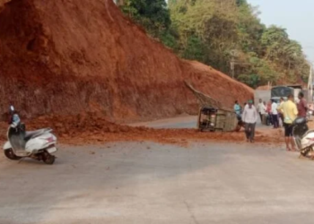 संगमेश्वरमध्ये रिक्षावर कोसळली दरड; एक महिला…