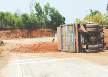 बॉक्ससाईडची वाहतूक करणारा डंपर कलंडला