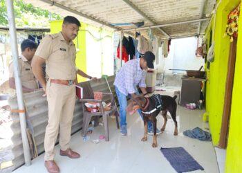 राहत्या घराच्या खिडकीतून घुसून सात लाखाचे दागिने लंपास; पहा व्हिडिओ