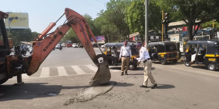 वाहतूक पोलिसांनी भरले खड्डे