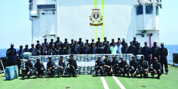 गुजरातच्या समुद्रात तटरक्षक दल व एटीएसची मोठी कारवाई