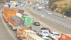 मुंबई – गोवा महामार्गावर उद्या अवजड वाहनांना बंदी