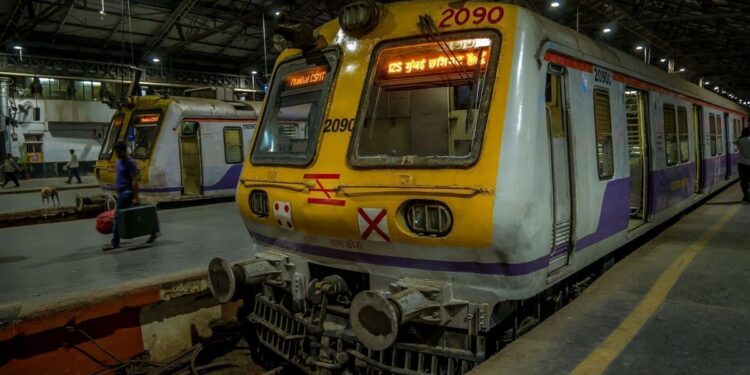 रेल्वे स्थानकांतील असुविधांमुळे प्रवासी त्रस्त