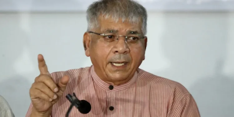 सरकार खोटं बोलतंय; प्रकाश आंबेडकरांनी दाखवलं पत्र