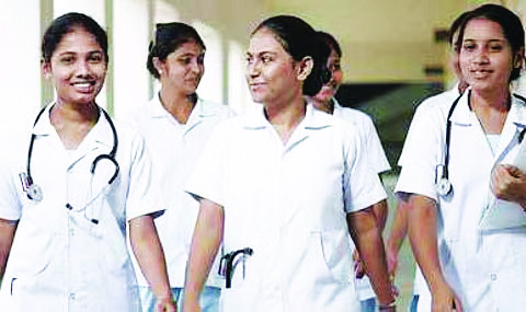 आरोग्य सेवा पुरविणारे कर्मचारी आर्थिक संकटात