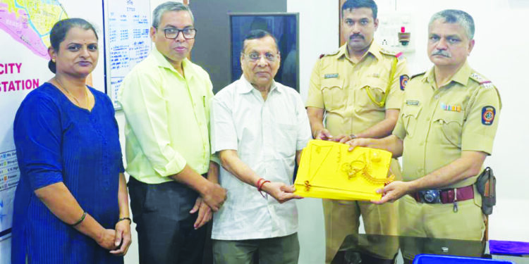 पोलिसांच्या पाठपुराव्यामुळे 27 वर्षांपूर्वीचा जप्त मुद्देमाल परत