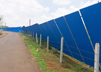 अंजप-कडाव रस्त्यावर पत्र्याचे कुंपण धोकादायक